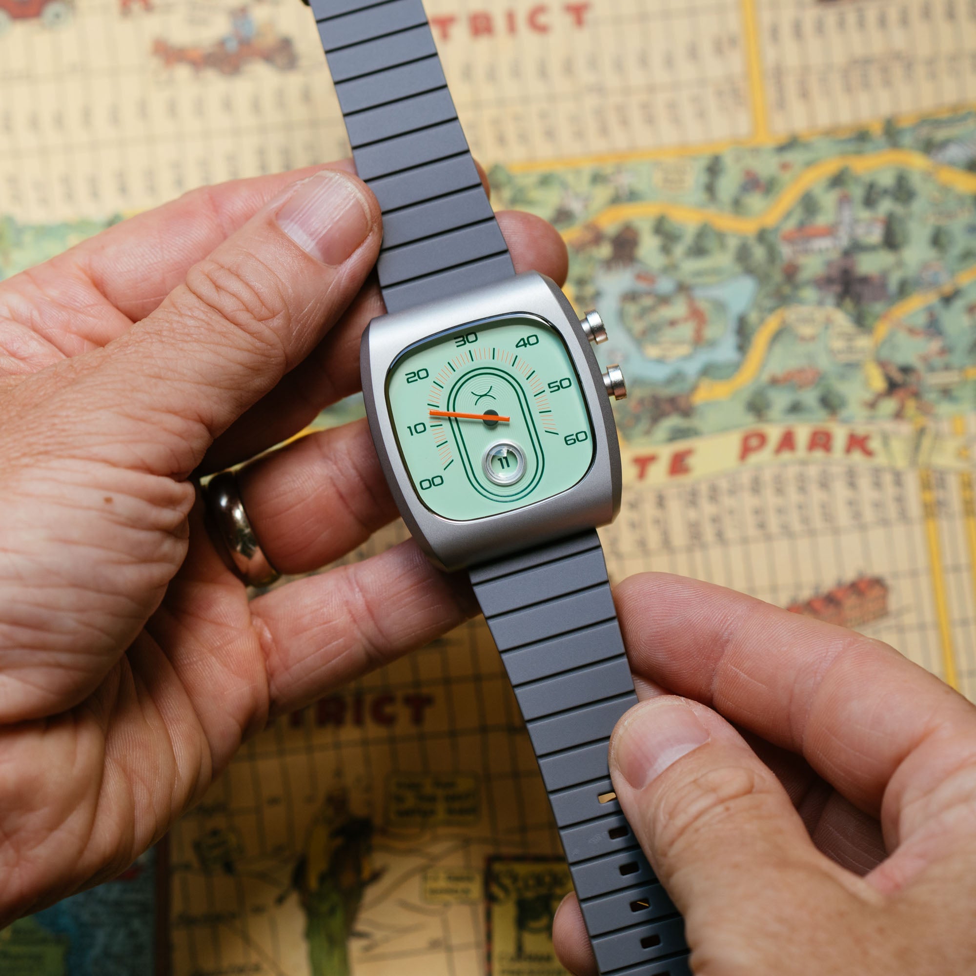 Retroscope Jump Hour Vintage Mint | Xeric.com – Xeric Watches