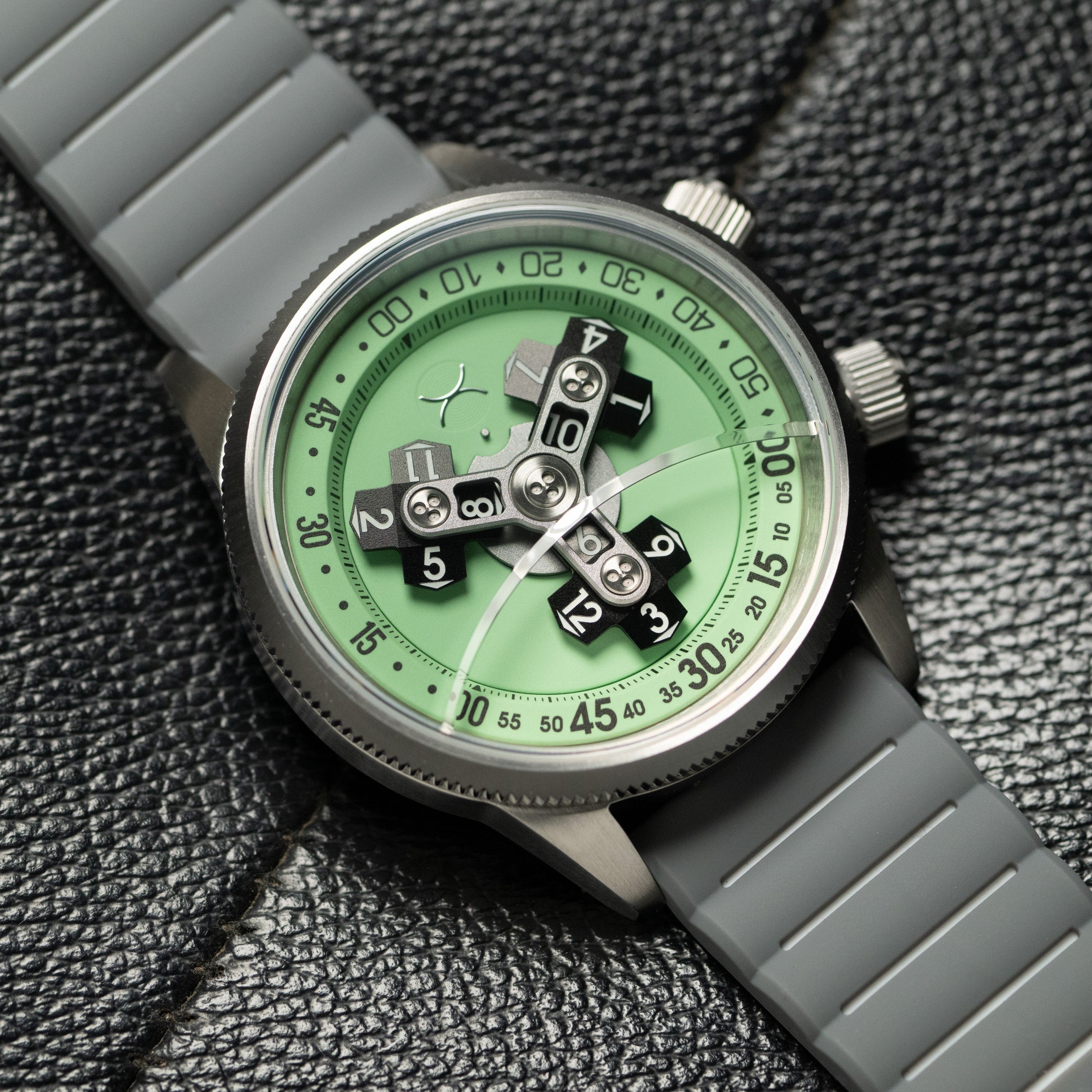 鍾乳石② Vendetta II Automatic Wandering Hour Vintage Mint Lume | Xeric.com