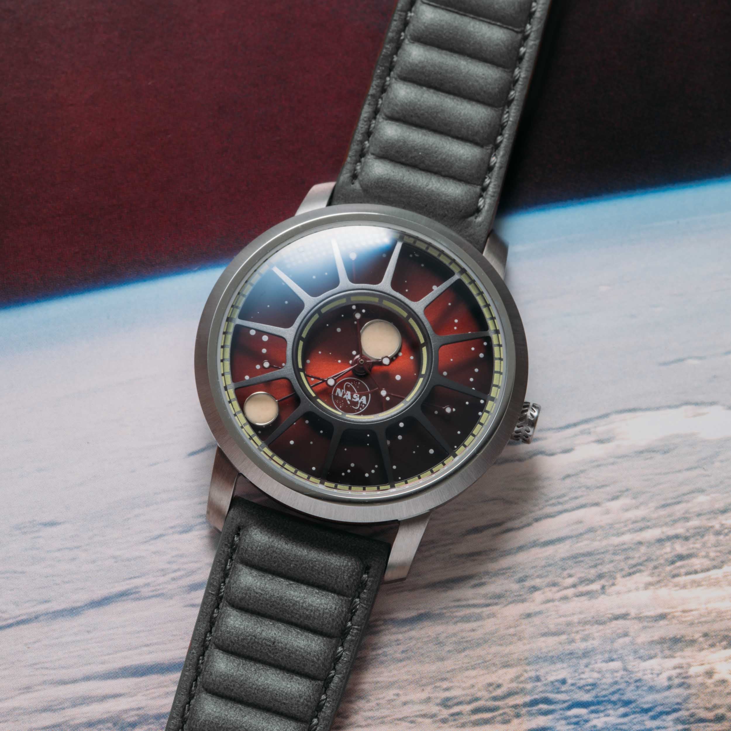 ミニチュアシュナウザー　クラッククォーツ　オーロラ水晶 Casio G-shock Diffuse Nebula RAINBOW LIMITED MTGB3000DN for 置物