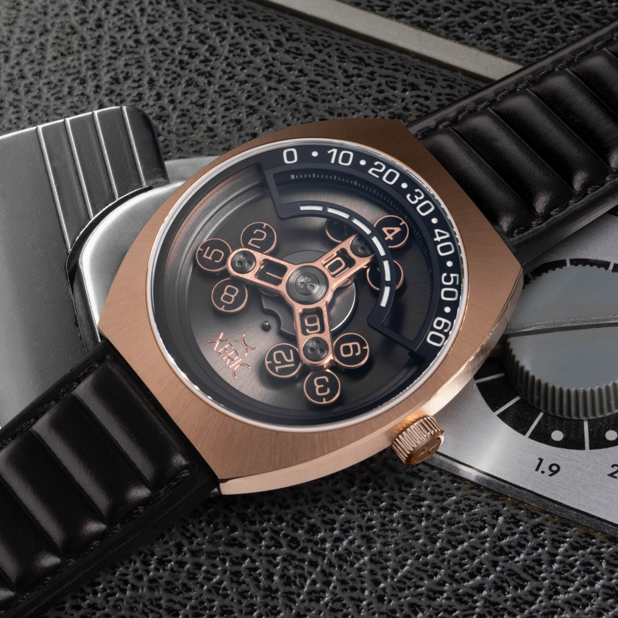 [ジャンク]ソウルグラインダー&スカルアルター Scrambler Automatic Wandering Hour Rose Gold Gunmetal | Xeric.com