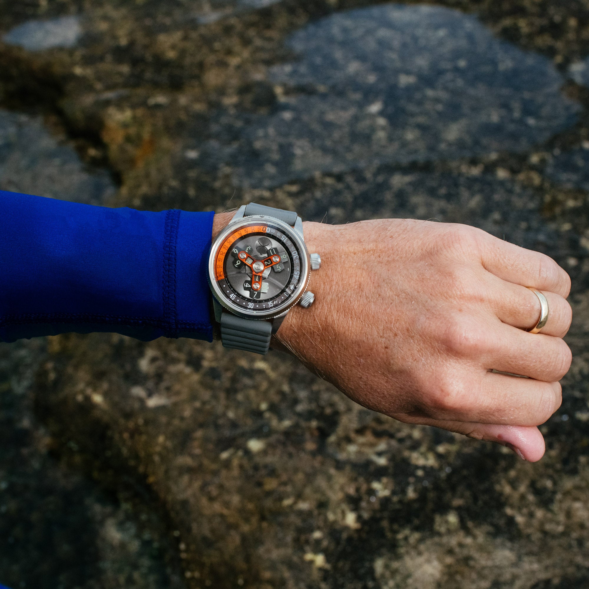 Vendetta II Automatic Wandering Hour Gray Orange | Xeric.com