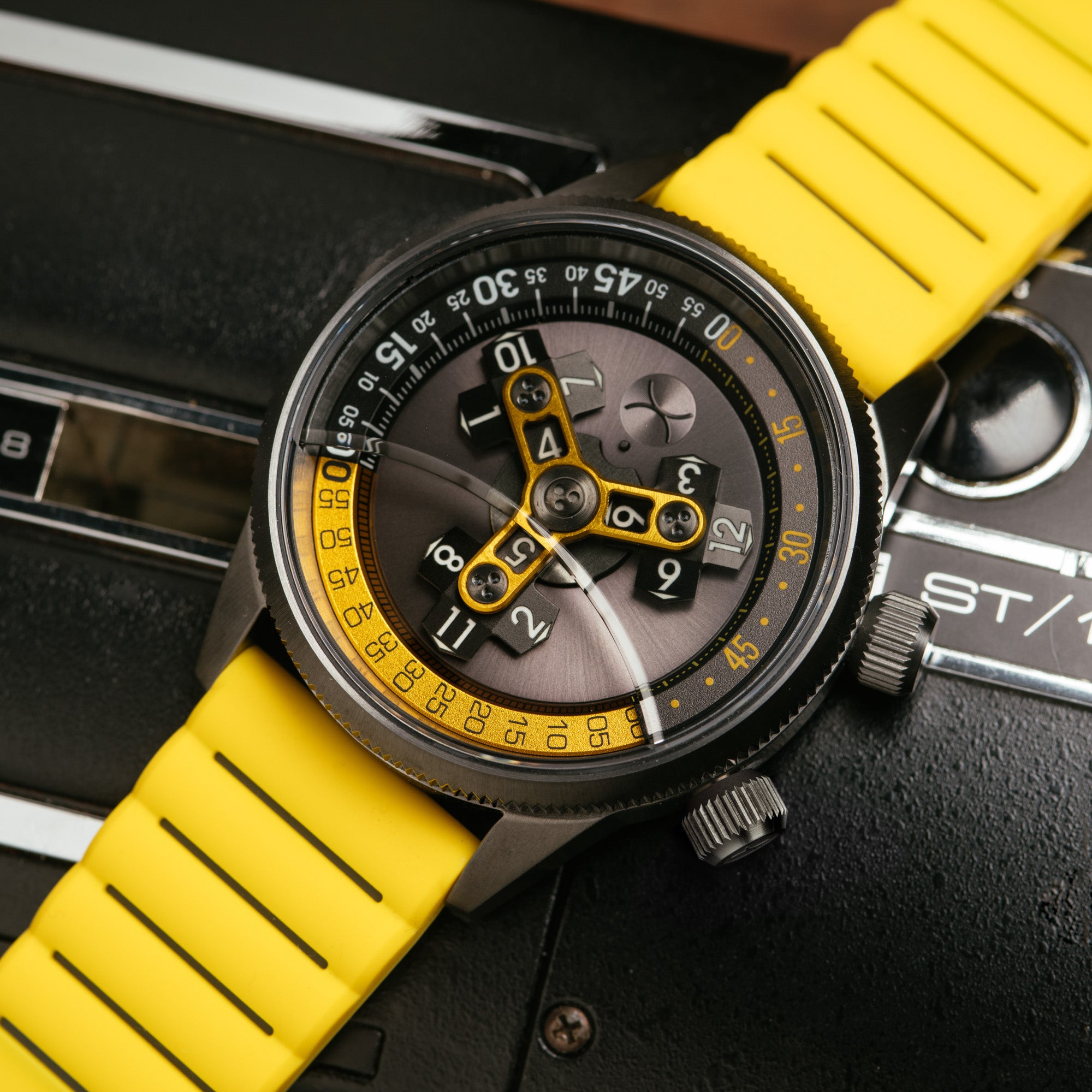 Vendetta II Automatic Wandering Hour Gunmetal Yellow | Xeric.com