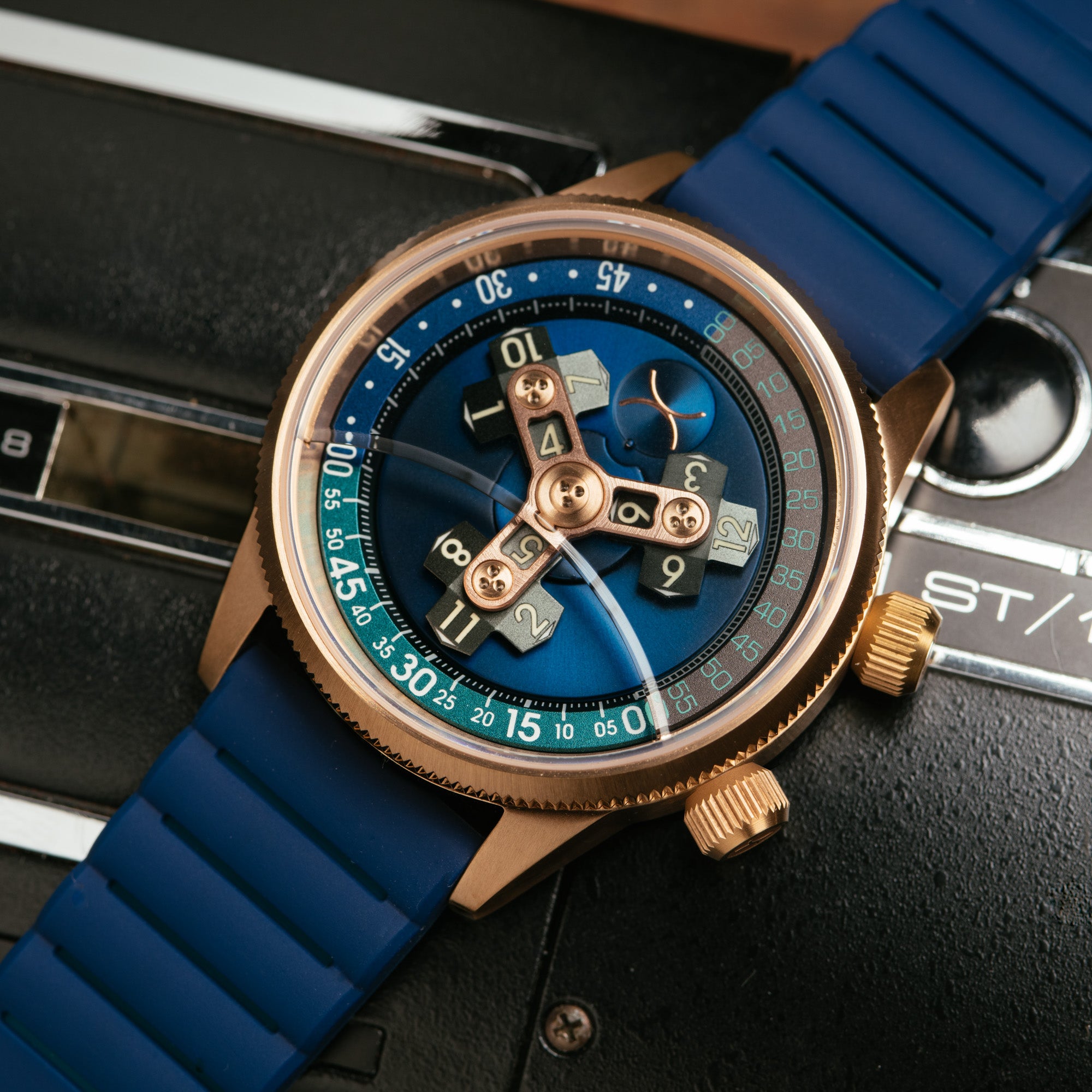 希少　廃盤品　超美品ZEBRA ヴィンテージ多機能２Ｃ WATCH Vendetta II Automatic Wandering Hour Rose Gold Indigo | Xeric.com
