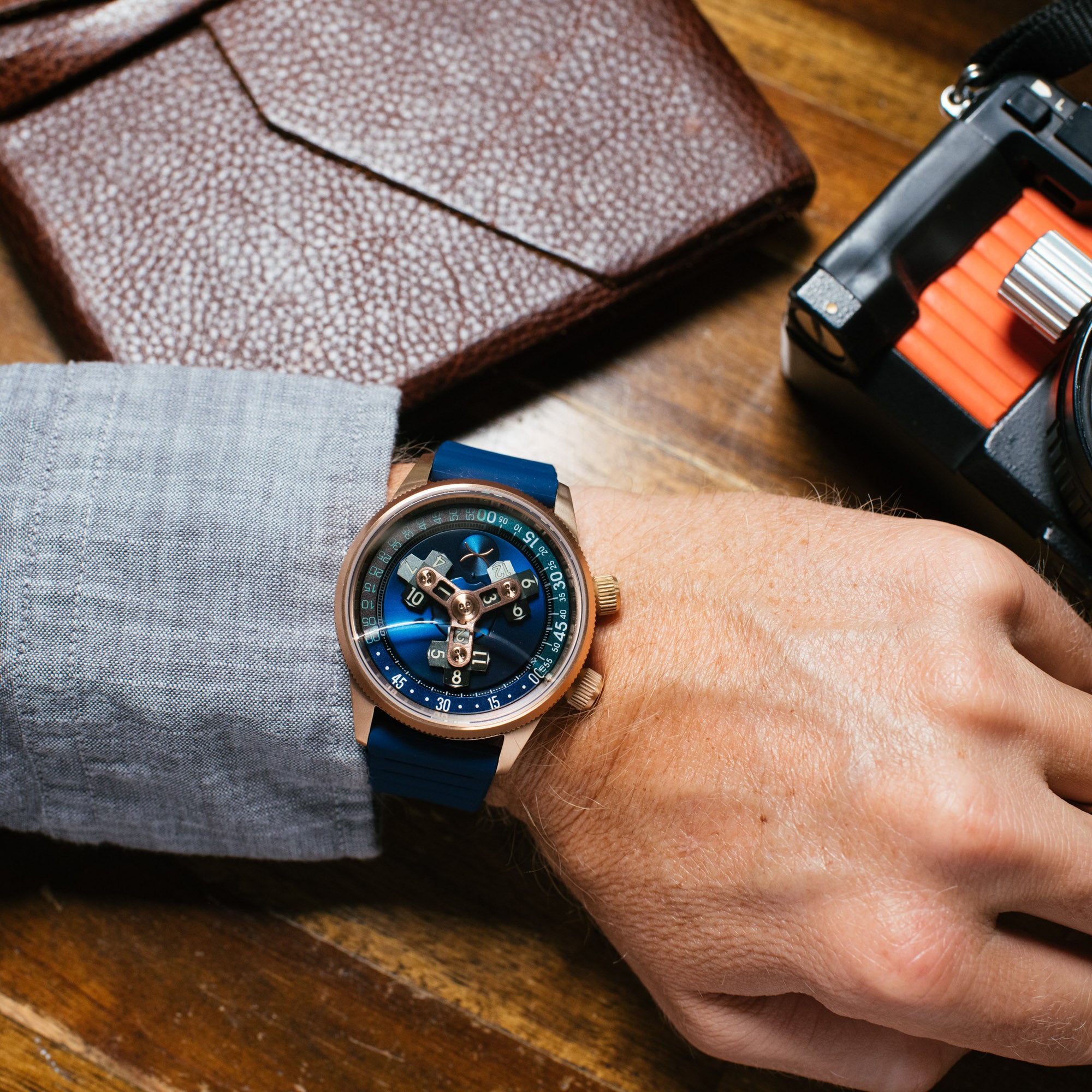 VexceL♥️ガーネット＆アメジスト腕時計 Vendetta II Automatic Wandering Hour Rose Gold Indigo | Xeric.com