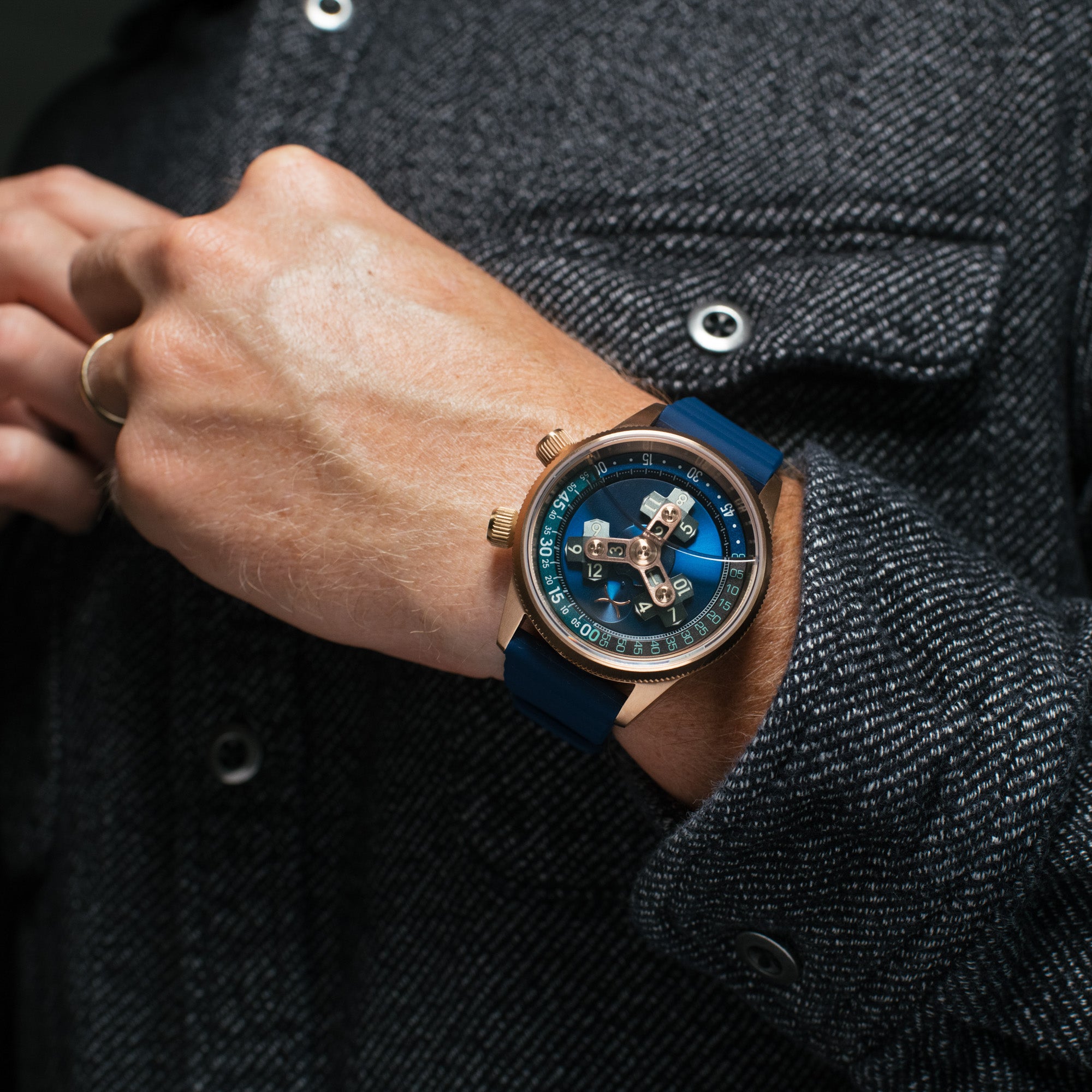Vendetta II Automatic Wandering Hour Rose Gold Indigo | Xeric.com