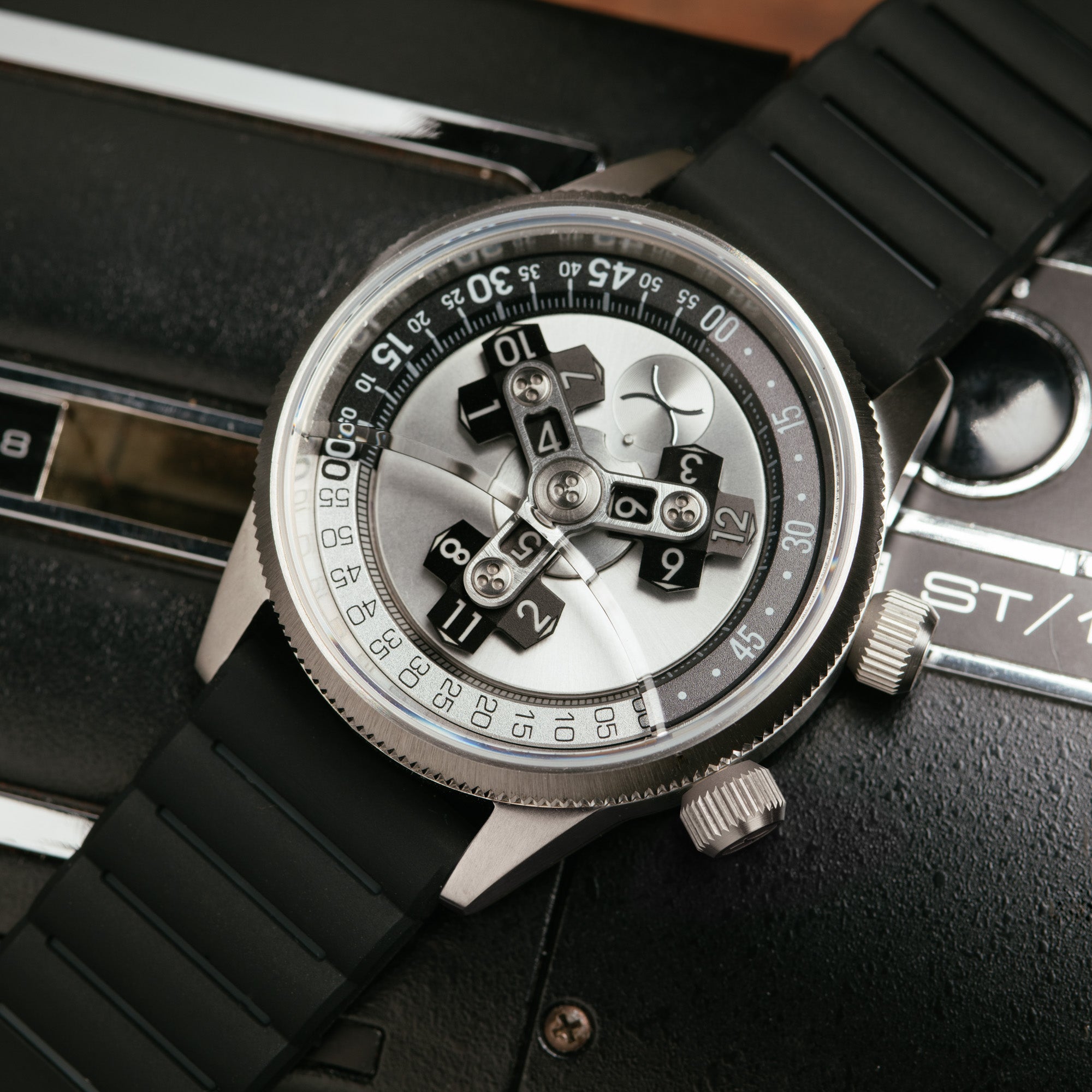 Vendetta II Automatic Wandering Hour Silver Black | Xeric.com