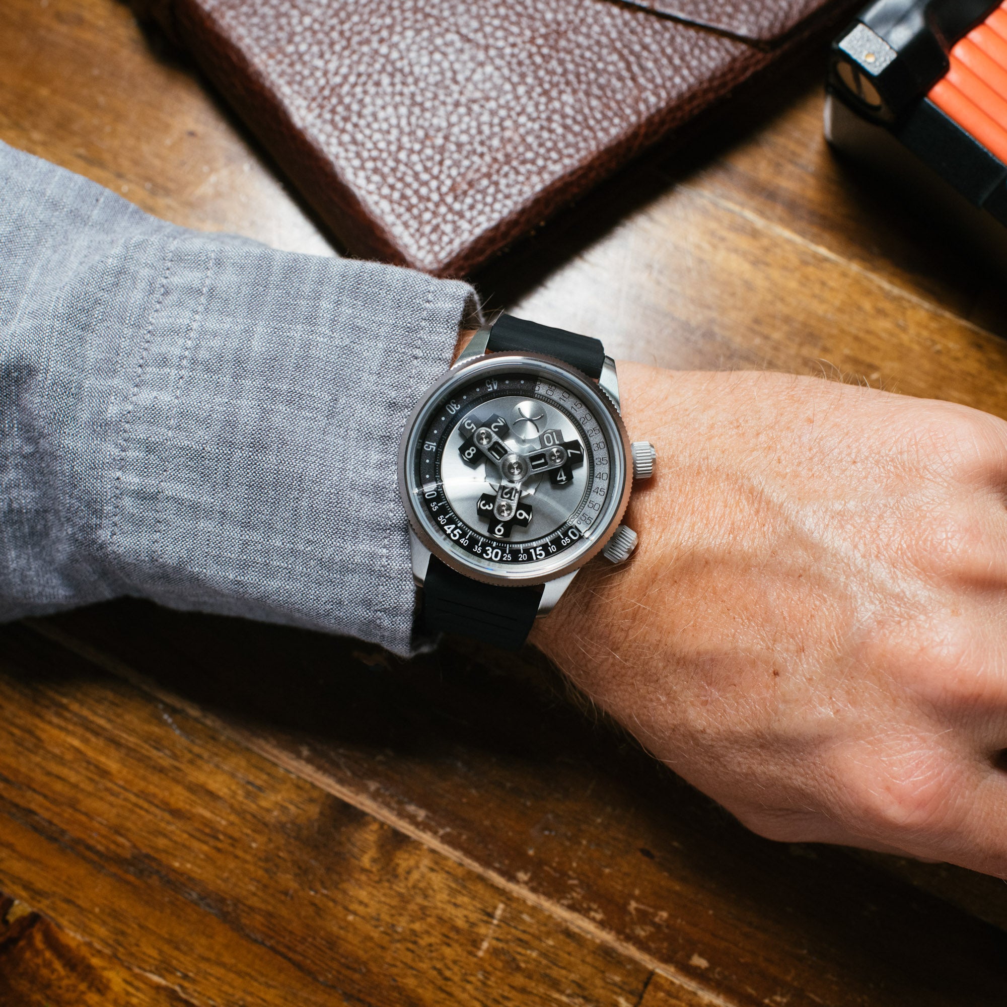 Vendetta II Automatic Wandering Hour Silver Black | Xeric.com